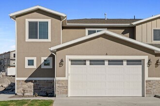 Building Photo - Brand New Luxury 4 Bedroom 2.5 Bath with O...