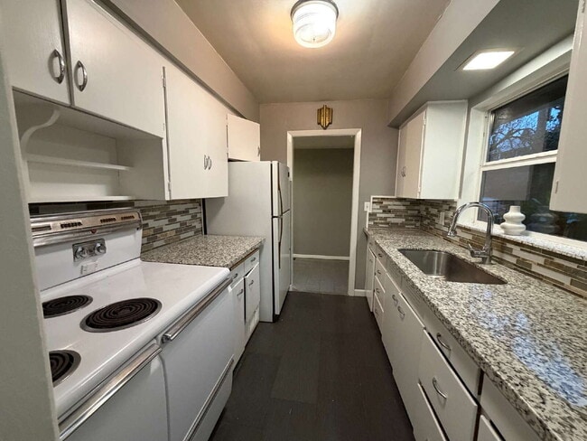 Building Photo - South Burlingame Classic Cottage, Gardners Welcome