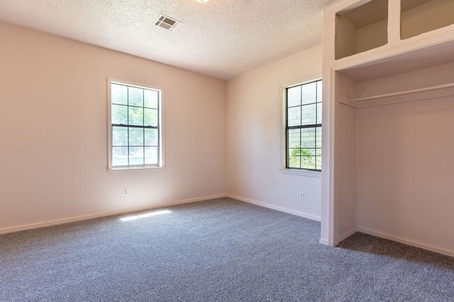 Building Photo - Cute 2 Bed Ready For You!