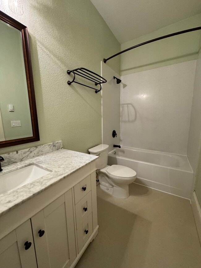 Building Photo - Beautiful 1 bed/1 bath apartment with tons of charm!