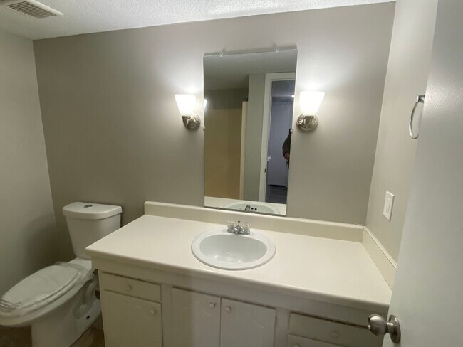 Building Photo - 611 Pine Ridge Pl