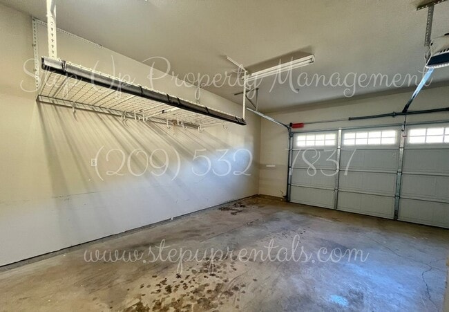 Building Photo - Elegant and Spacious 3-Bedroom Home with Modern Upgrades!