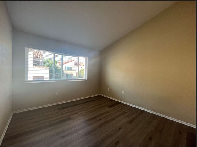 Building Photo - Gorgeous 2BR/2.5BA Condo in University City/Golden Triangle