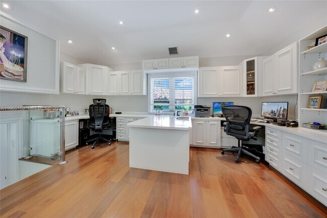 Building Photo - 520 N Pkwy