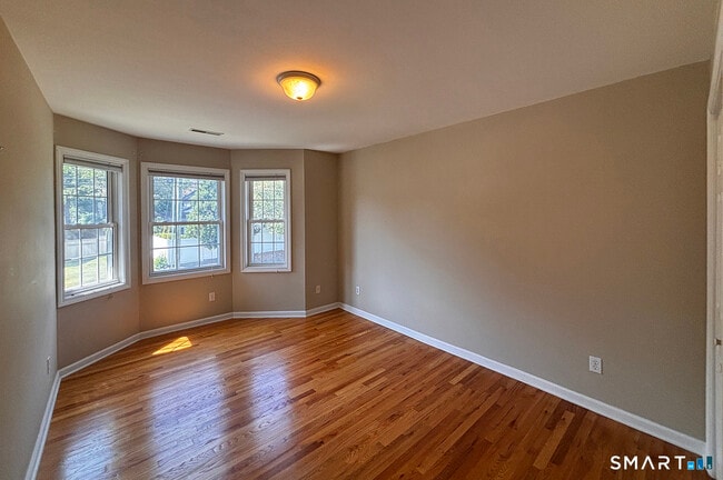 Building Photo - 405 S Pine Creek Rd