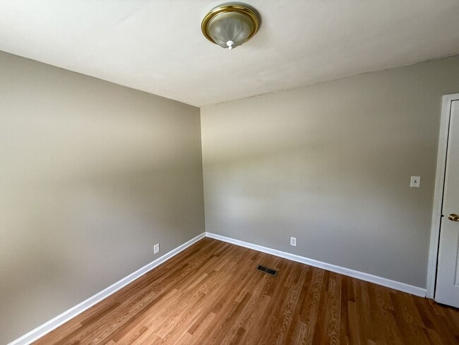 Building Photo - 3 bedroom 2 bath mobile home with tons of ...
