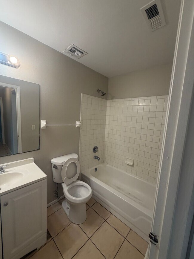 Building Photo - Charming 3-Bedroom Home in a Beautiful Sanford / Lake Mary Community with Community Pool