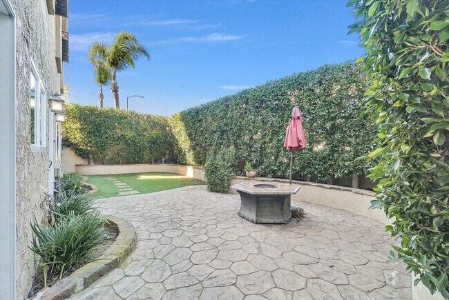 Building Photo - 2006 Manhattan Beach Blvd