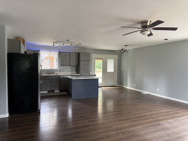Building Photo - 2150 Bay View Dr