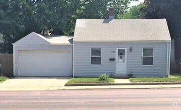 Building Photo - Cute Cozy: Completely Updated must see to ...