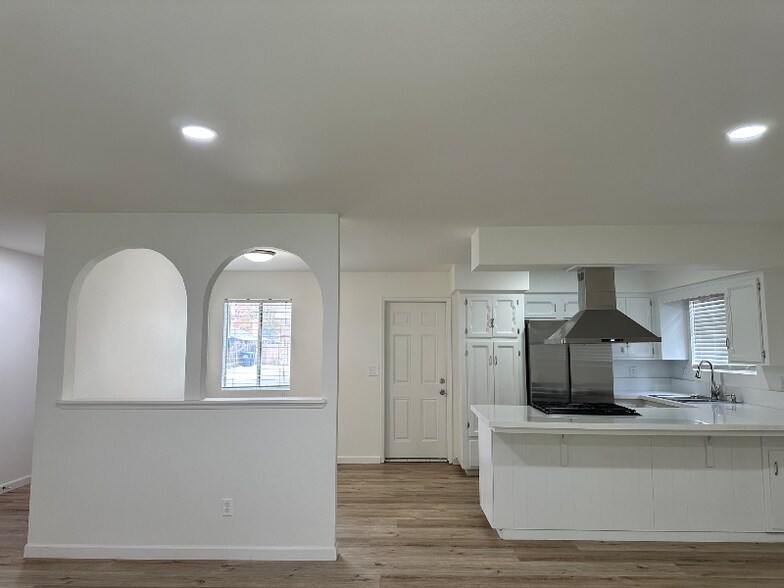 Building Photo - 1038 S Kent Ct