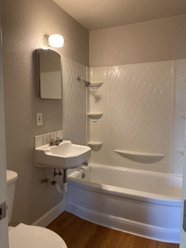 Building Photo - STUDENTS WELCOME! One-Bedroom Bungalow 1 Block from CSU!