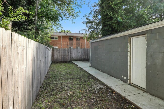 Building Photo - 1539 Manson St
