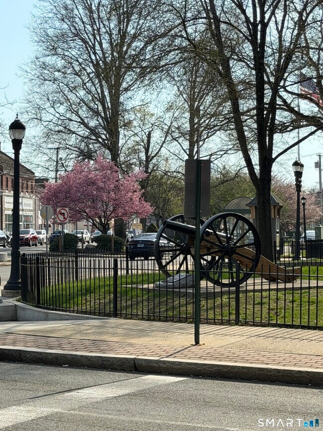 Building Photo - 9 River St