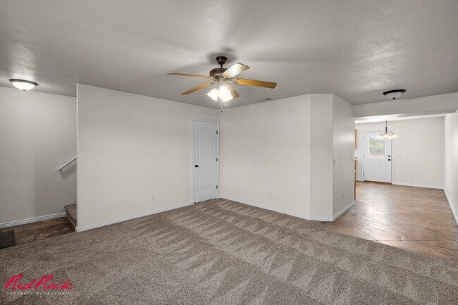 Building Photo - Adorable 3 Bedroom End Unit Townhome!