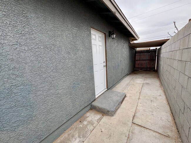 Building Photo - Renovated 1-bedroom attached studio with private entrace, ready for immedate move-in.