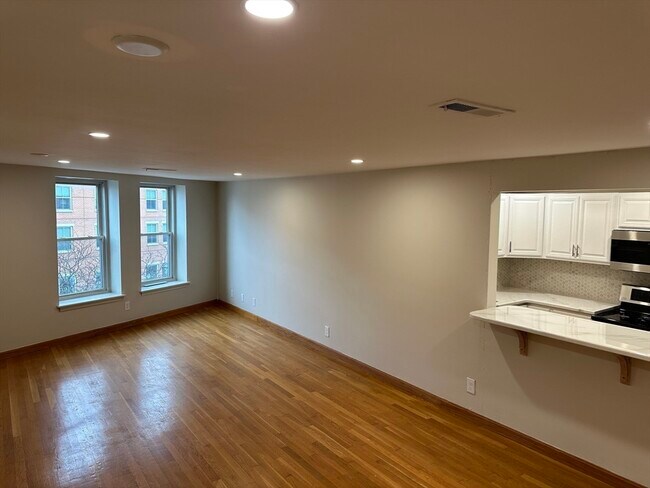 Building Photo - 386 Commercial St