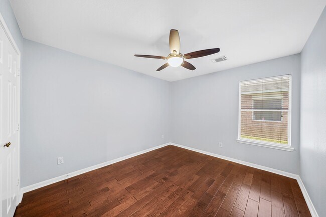 Building Photo - 5811 Vineyard Hill Dr