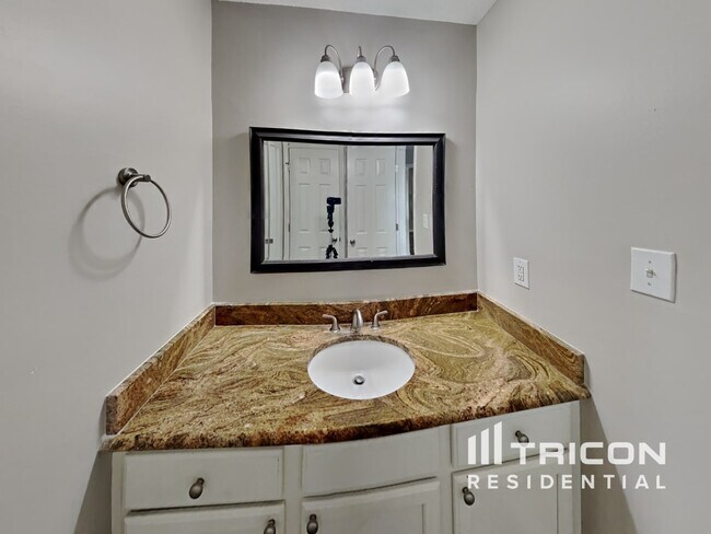 Building Photo - 5945 Presentation St