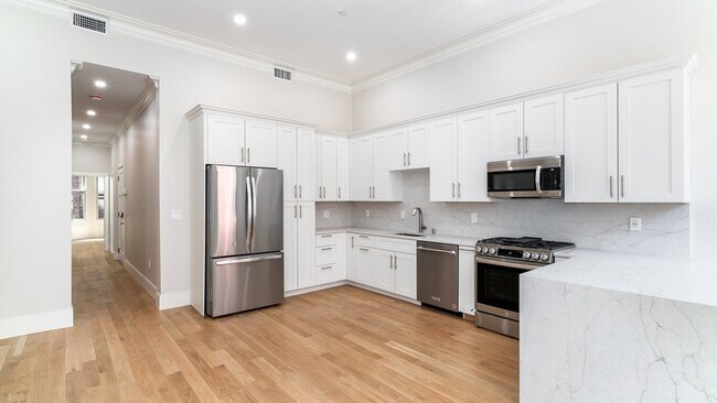 Building Photo - 232 Clarendon St