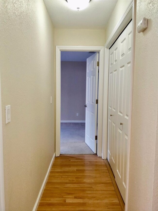 Building Photo - Spacious Condo Near Mall & Freeway