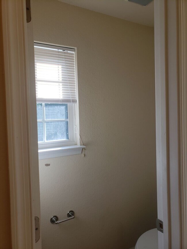 Building Photo - WOODBRIDGE POINTE