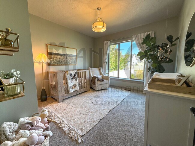 Building Photo - Spacious Eagle Ridge Home