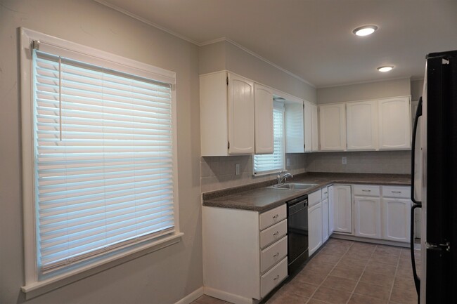 Building Photo - 3 Bed 2 Baths In Midtown Charmer With Cove...