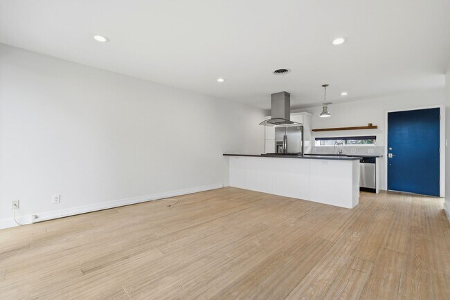 Building Photo - 4200 Shorecrest Ln