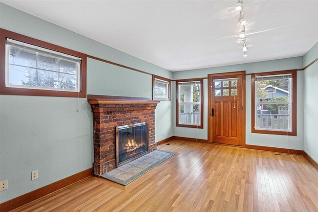 Building Photo - Charming Updated Home on Corner Lot with Finished Basement in Ballard
