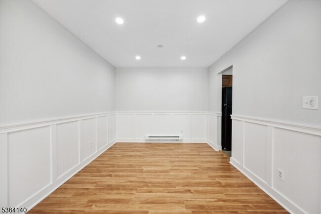 Building Photo - 798 Eves Dr