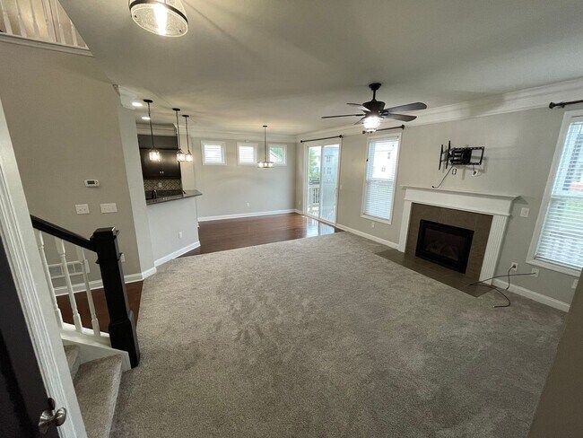 Building Photo - Large East Jefferson Home