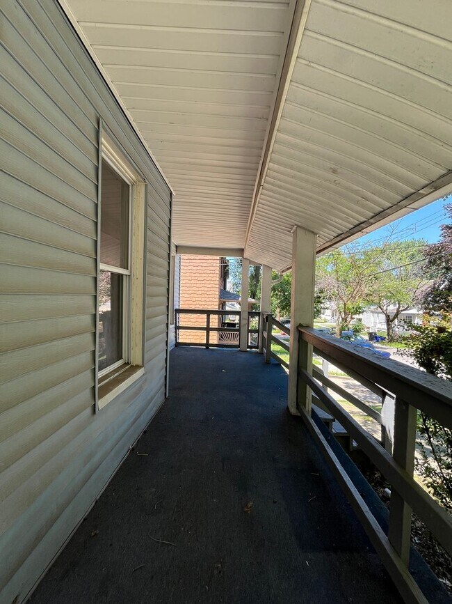 Building Photo - Cudell/West Blvd neighborhood; 4 bedroom/1 bath single family house for rent!
