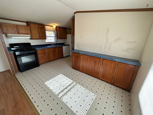 Building Photo - 3 Bed 2 Bath Updated Mobile Home w/ Fenced Yard & Many Amenities