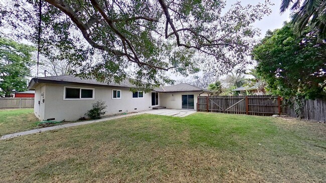 Building Photo - Spacious 4 Bedroom/2 Bathroom home plus Of...