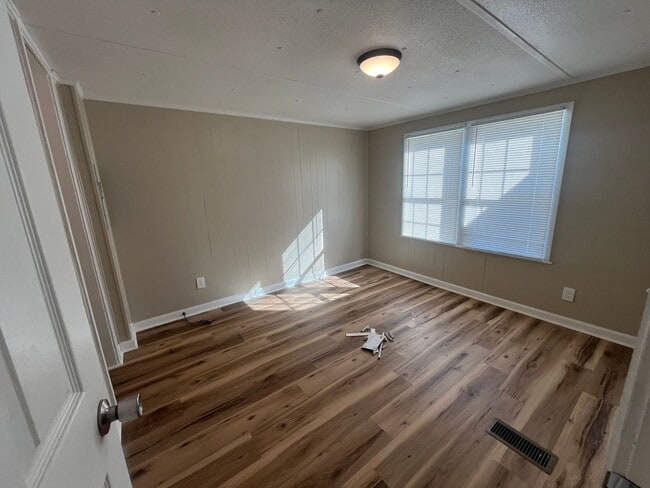 Building Photo - 3 Bed/2 Bath Mobile Home