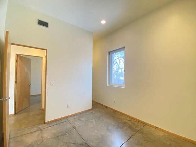 Building Photo - 1 MO. FREE RENT! Contemporary Retreat on Dunlap St.