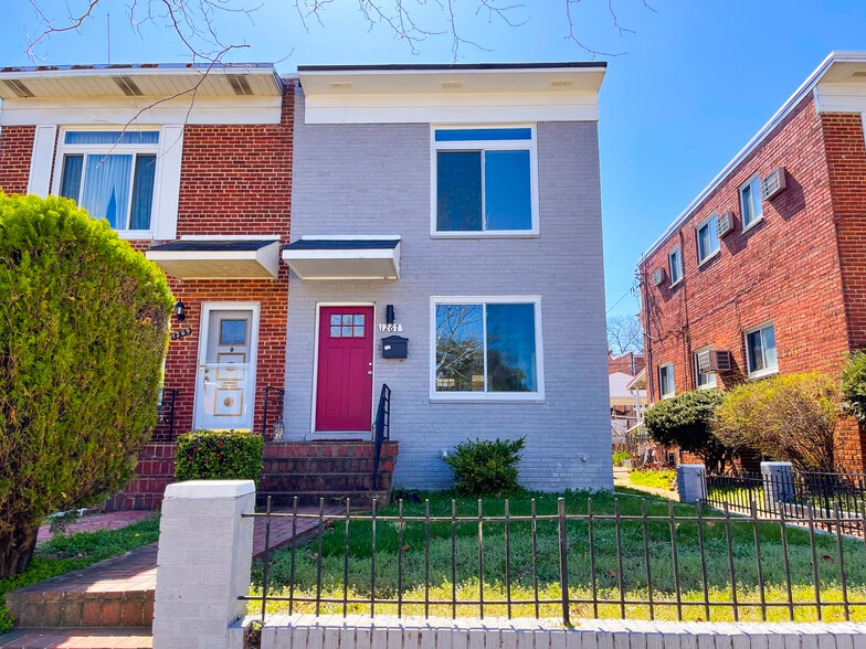 Building Photo - 1267 Emerson St NE