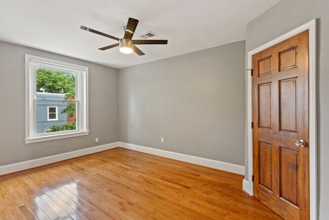 Building Photo - Available Now! 5 Minute Walk From Nats Par...