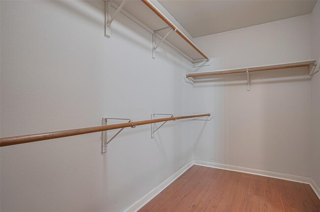 Building Photo - 6607 Bayou Crest Dr