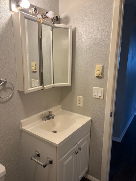Building Photo - 302 Maple Ln
