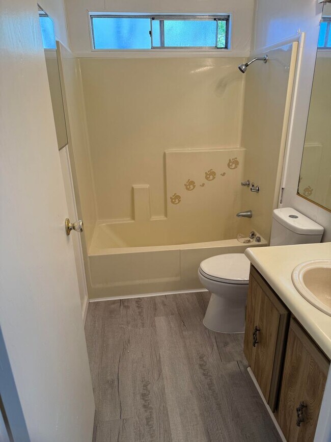 Building Photo - 3 bedroom 2 bath home in quiet neighborhood