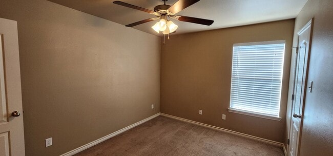 Building Photo - Beautiful 3 bed/2 bath Duplex off of Bunny...