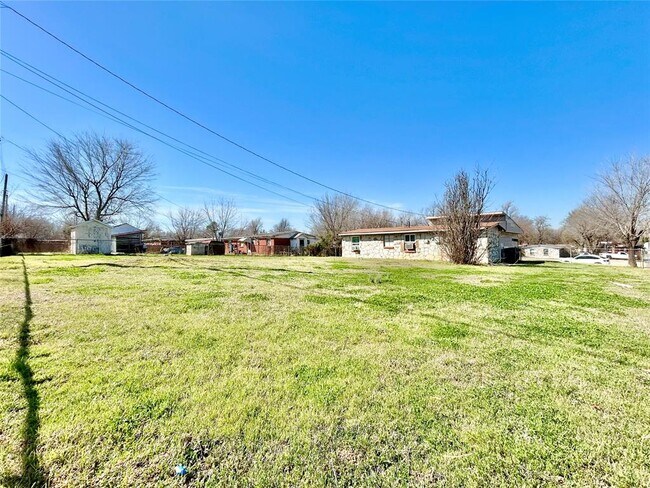 Building Photo - 1700 Karen Dr