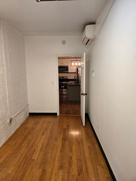 Building Photo - 548 Roosevelt Ave