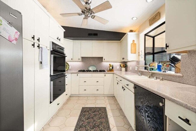 Building Photo - 74681 Peppertree Dr