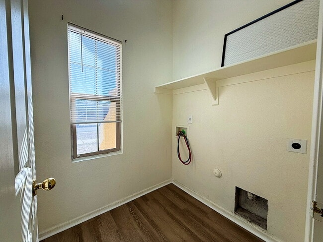 Building Photo - "Charming 3-Bed, 2-Bath Oasis with 1,430 Sq Ft in Phoenix's Heart!"