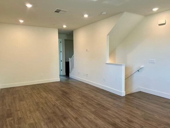 Building Photo - Centrally Located Santa Clara Townhouse