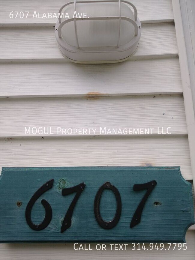 Building Photo - 3 Bed 1.5 Bath HOUSE!!! Huge fenced backya...