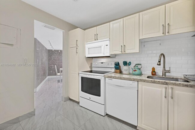 Building Photo - 3101 N Country Club Dr